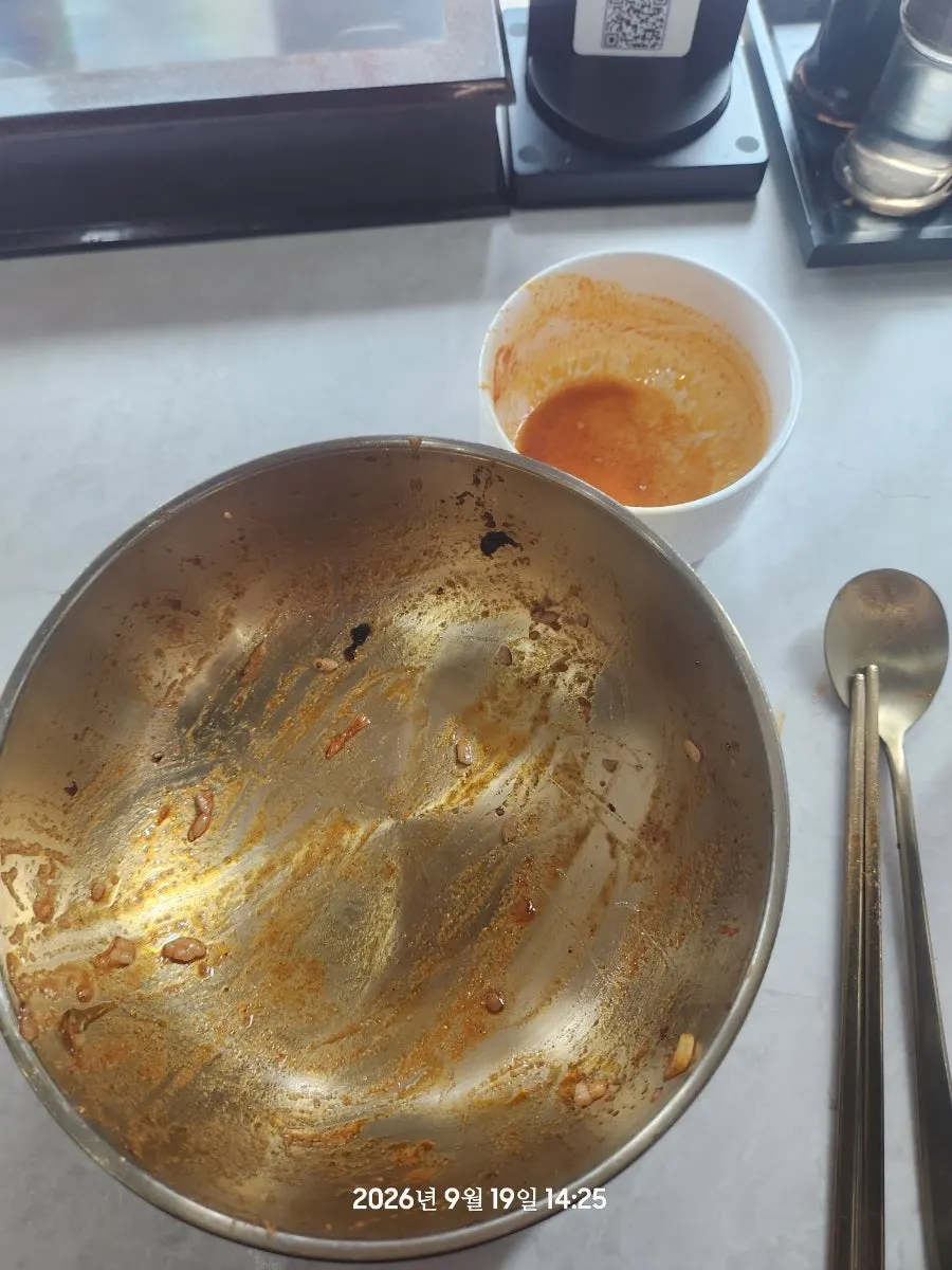 The table at Gyeryonggak after finishing the meal