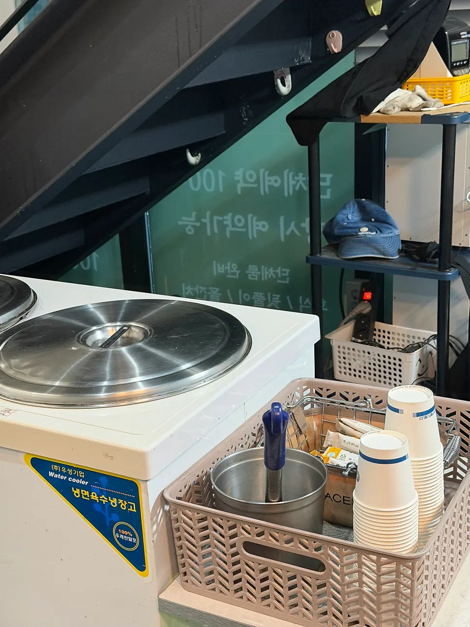 Gyeryonggak's solo bar seats and 4-person tables