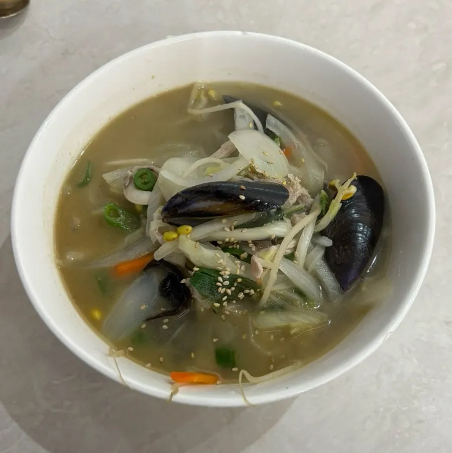 단무지와 양파, 김치, 춘장이 놓인 셀프바