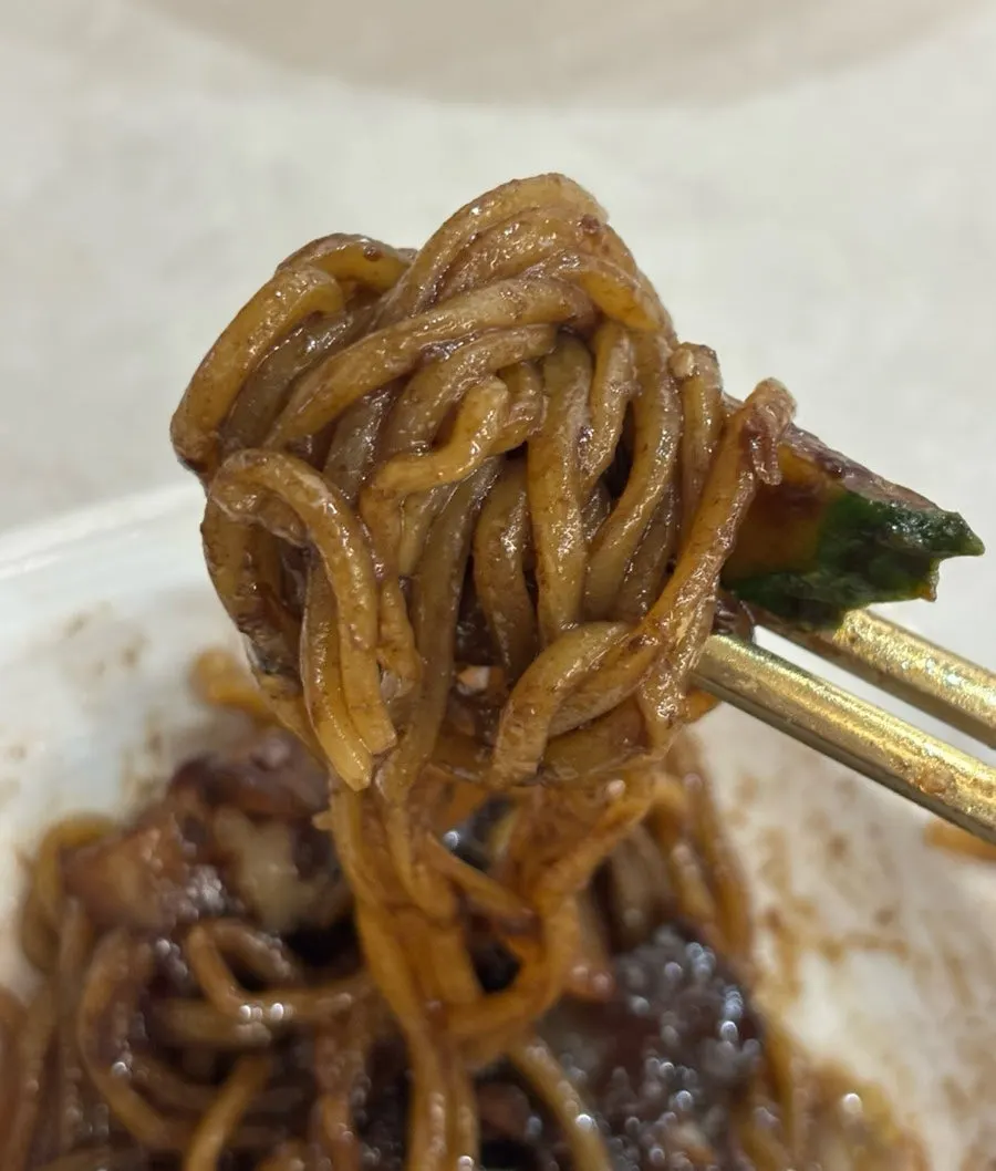 소스를 비빈 라드간짜장 면