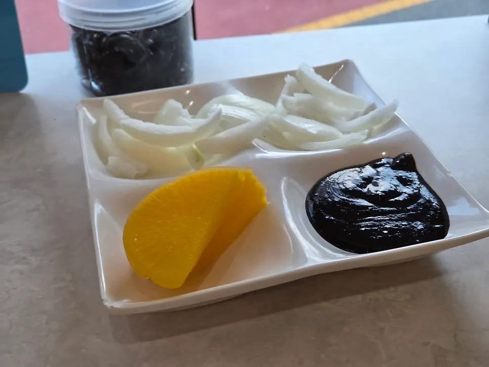 셀프바 위쪽에 진열된 고량주