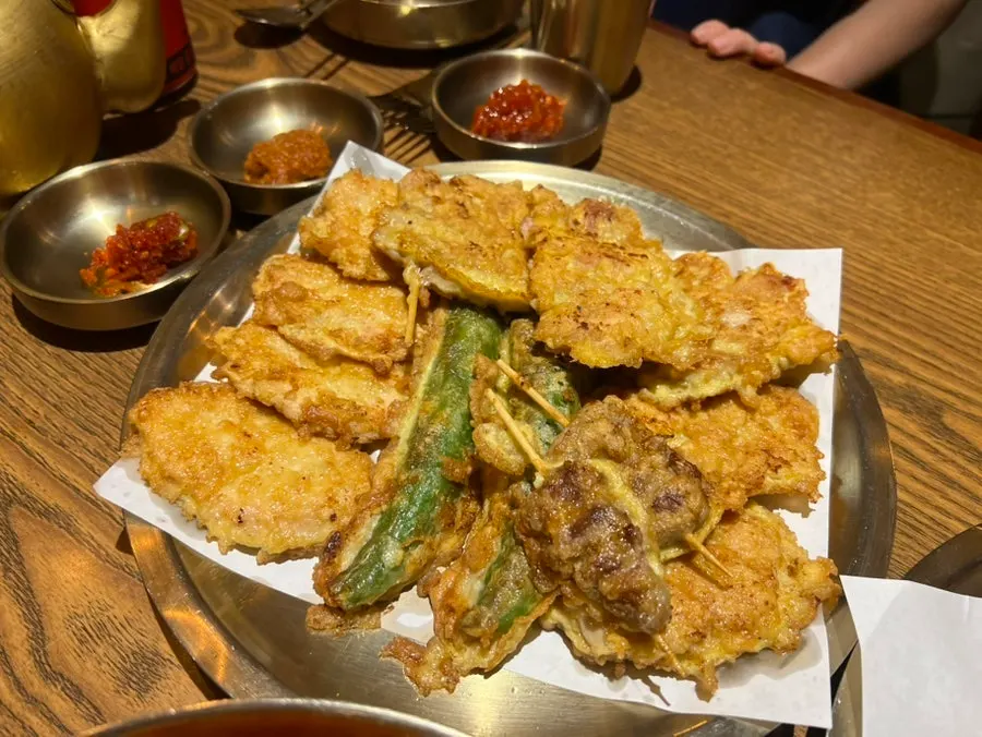 밥이 들어 있는 참나무 능이 장작구이