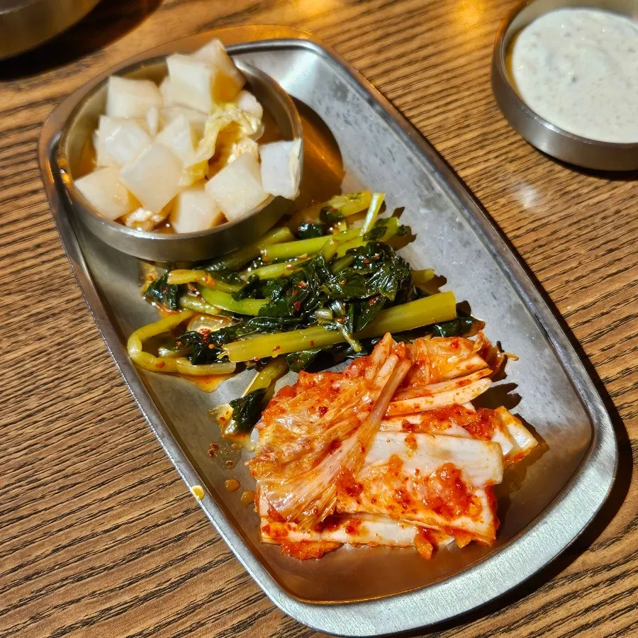 Gyeryugwan's 3 basic sauces and 3 side dishes