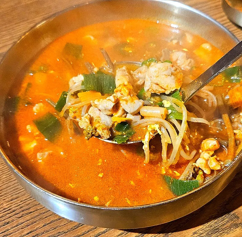 A bowl of Gyeryugwan's dakgaejang