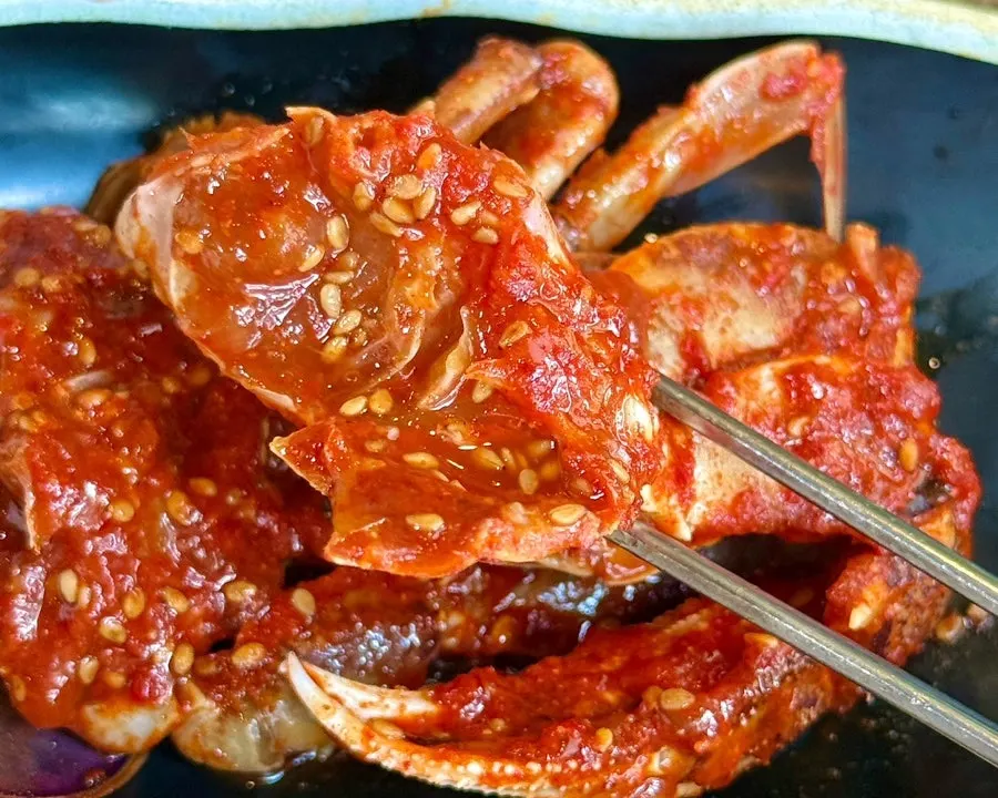 반으로 자른 통토마토와 리코타치즈 한입
