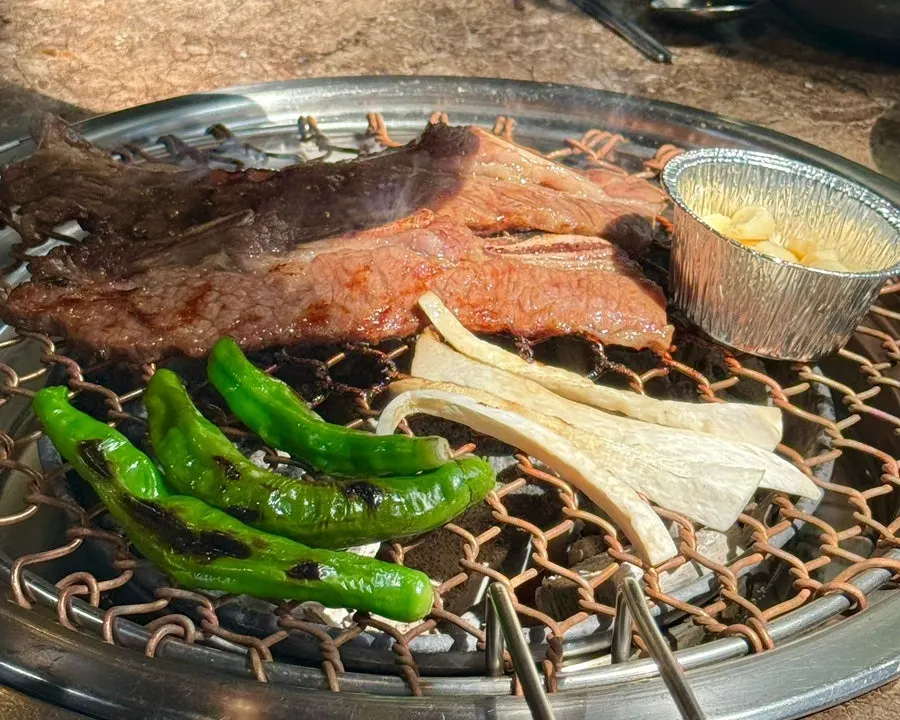숯불 불판 위에서 익어가는 LA갈비