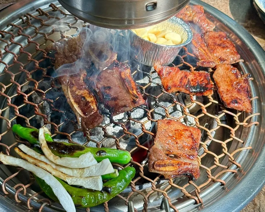 불판에 함께 올린 마늘 기름장