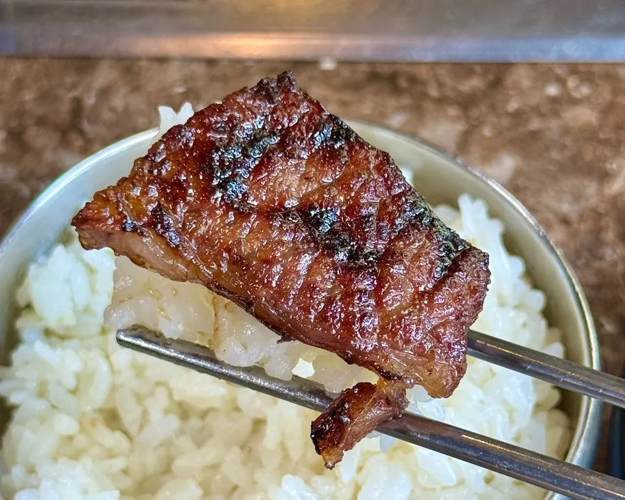 밥 위에 올린 LA갈비 한 점