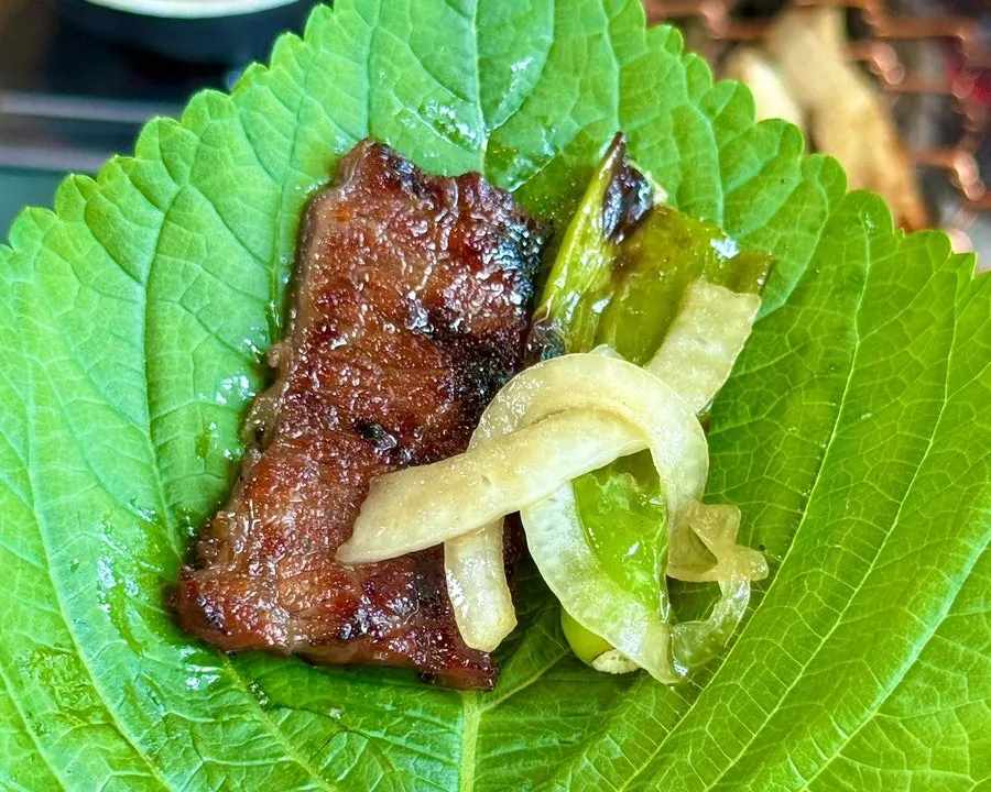 불판에서 구운 꽈리고추와 버섯