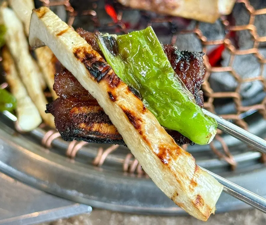 꽈리고추와 버섯을 올린 갈비 한입