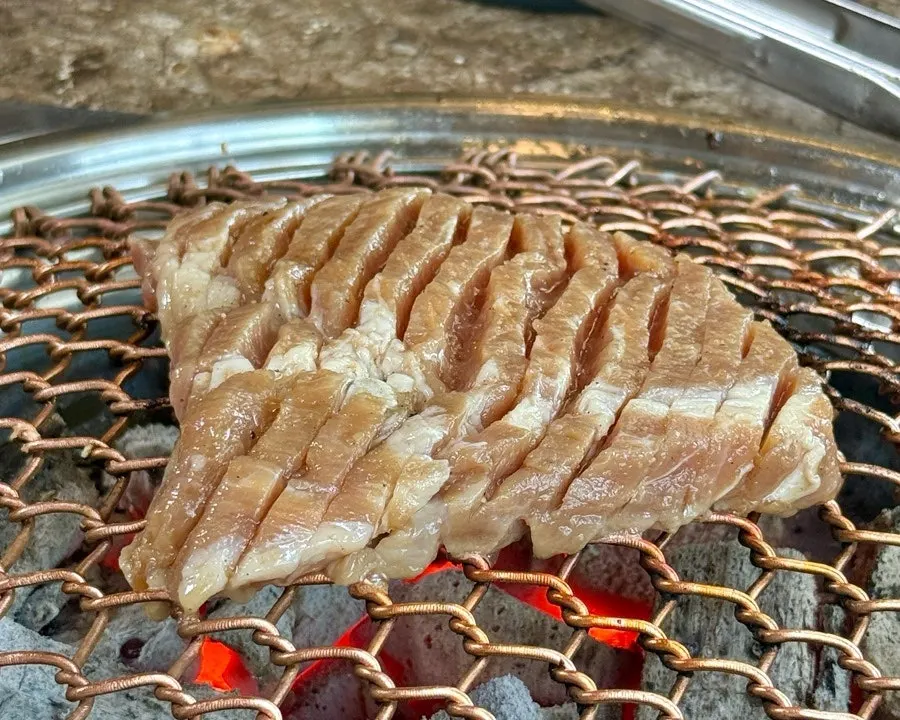마늘을 올려 먹는 양념돼지갈비