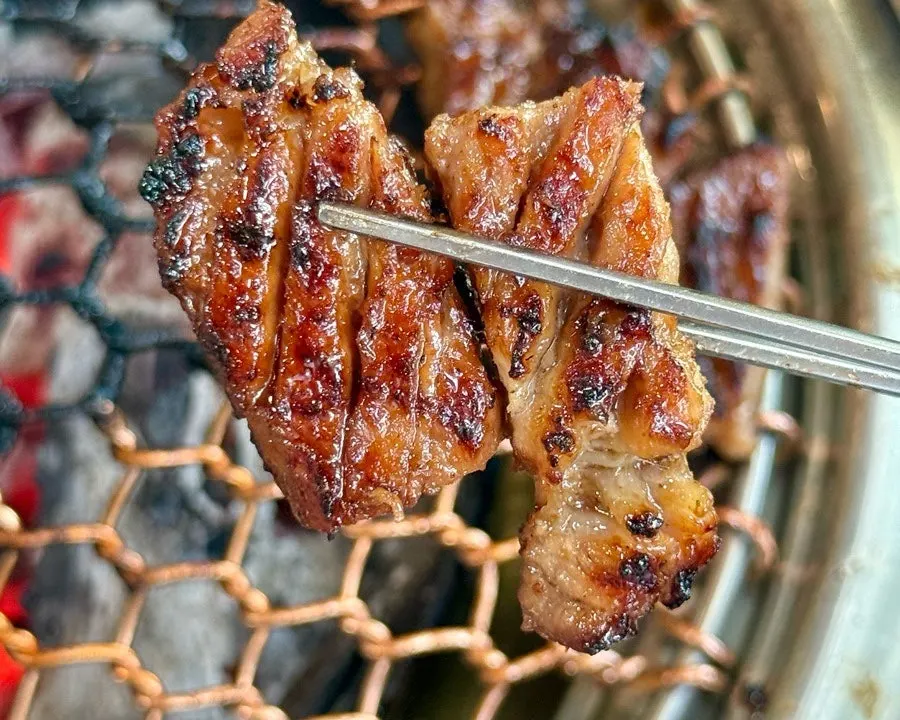달짝지근하게 익은 돼지갈비 한 점