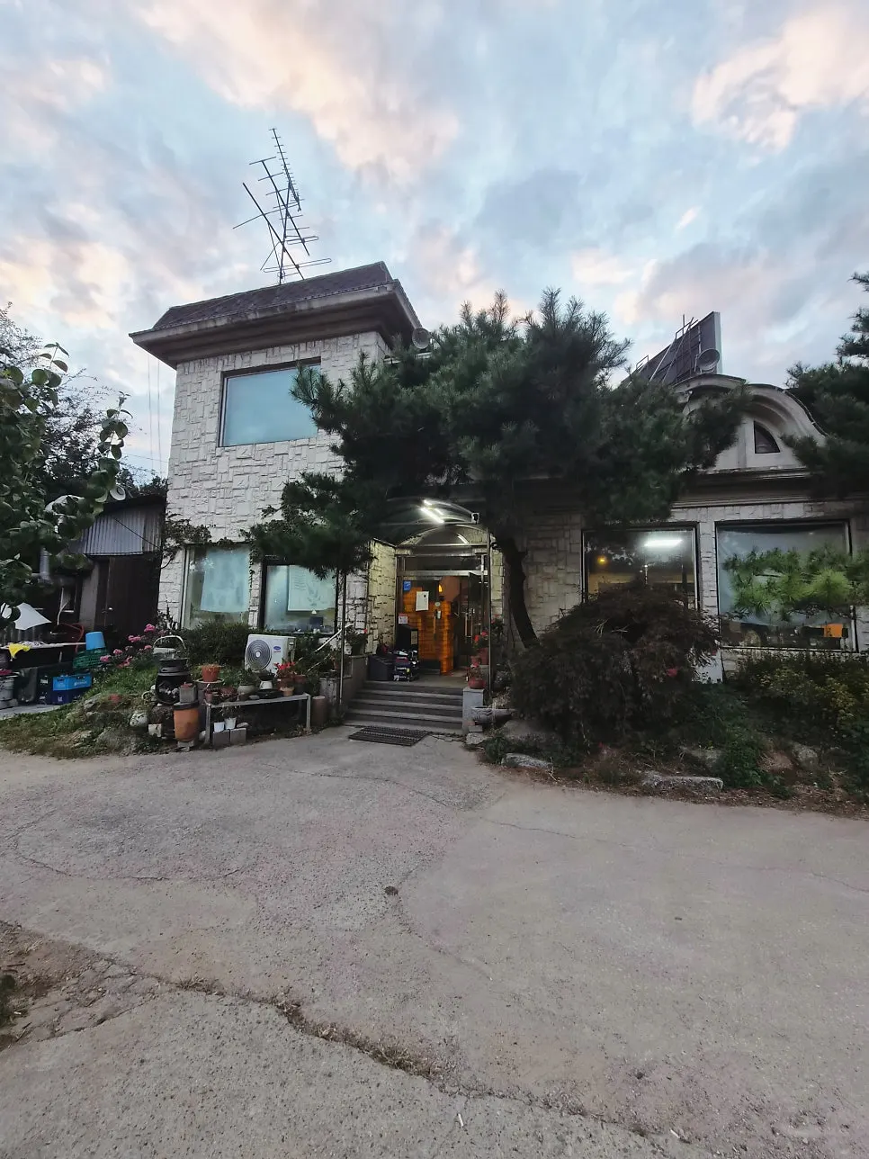 Entrance view of Gyesu Garden, a garden-style meat restaurant in Siheung