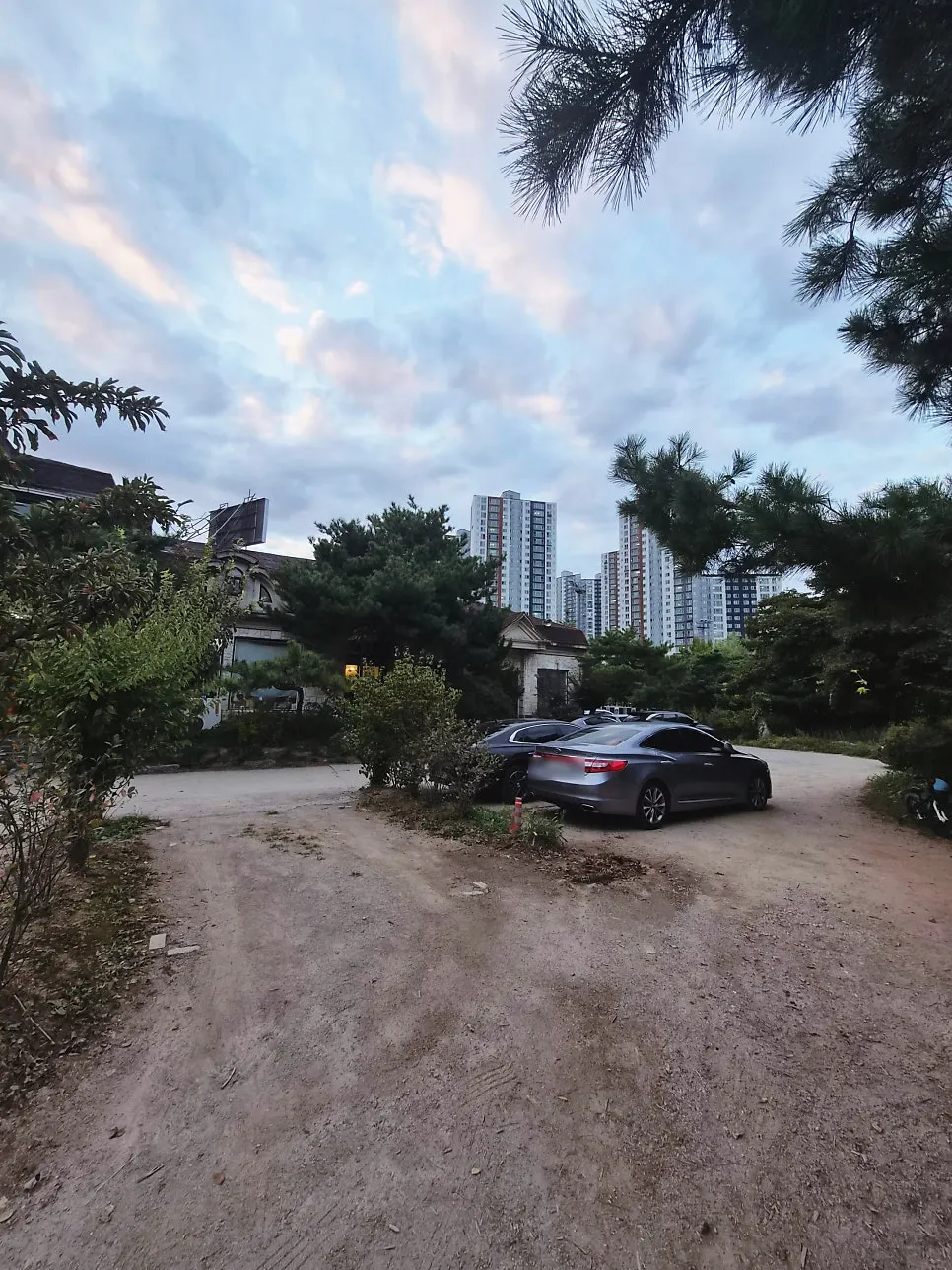 Gyesu Garden's exterior with a countryside house feel