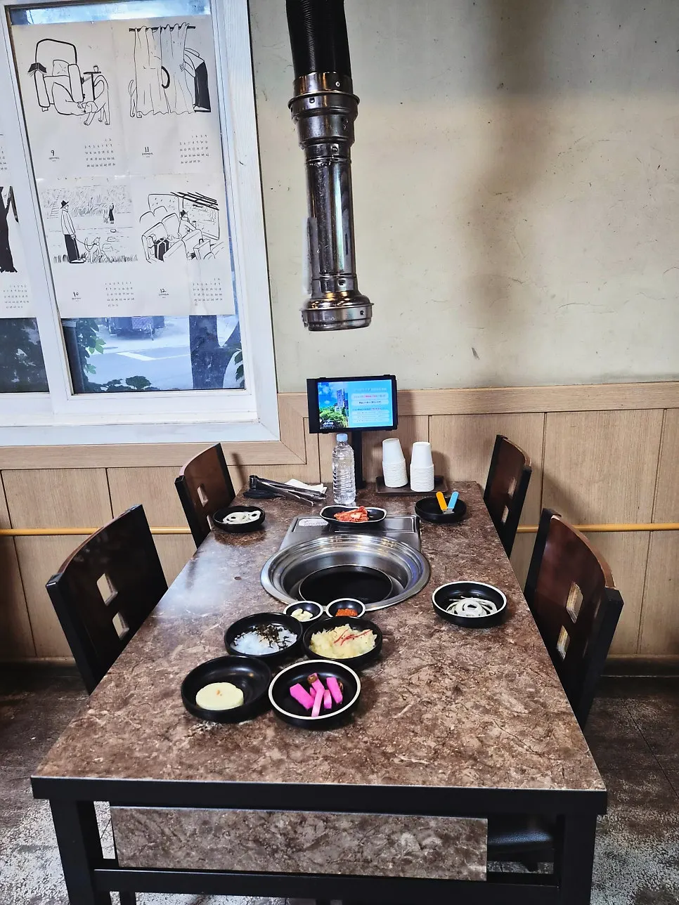Interior and table seating at Gyesu Garden