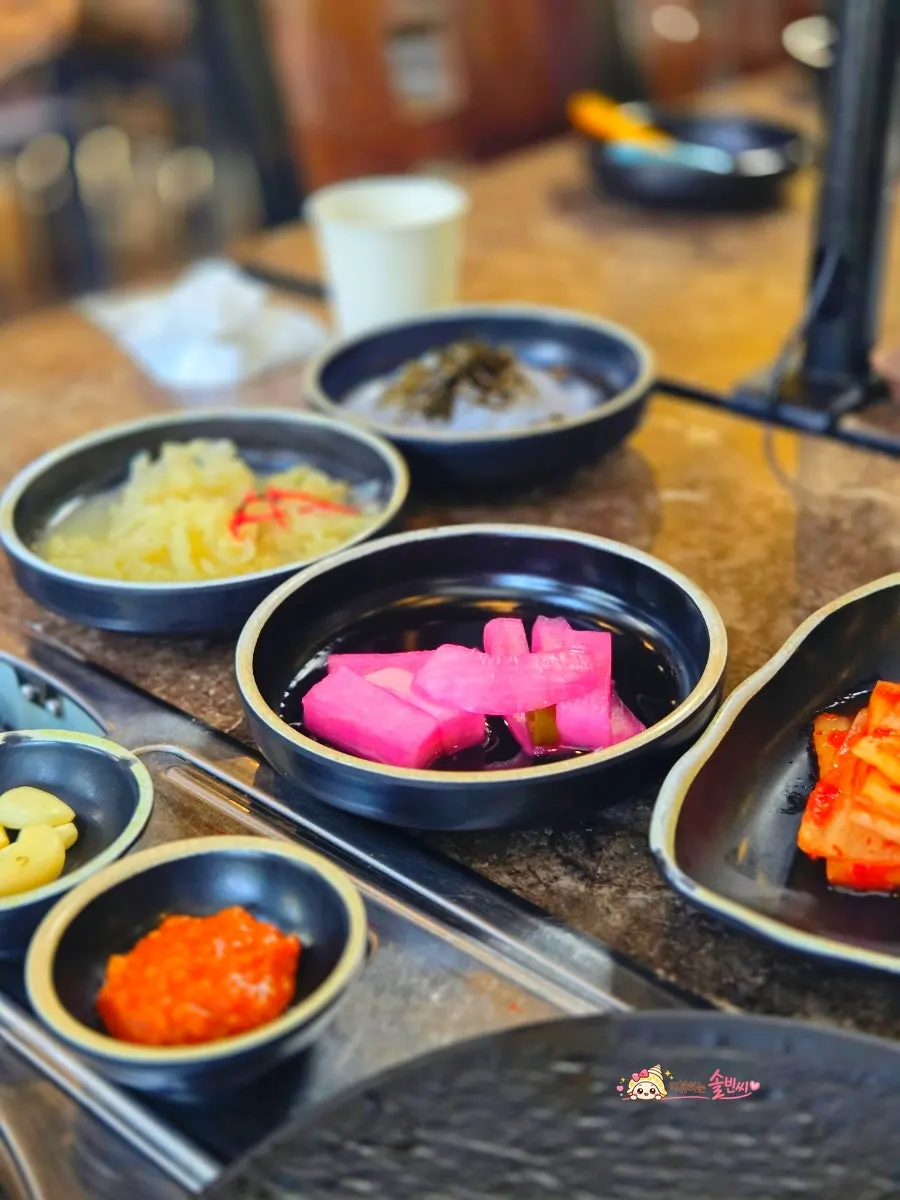 Side dishes set on the table at Gyesu Garden