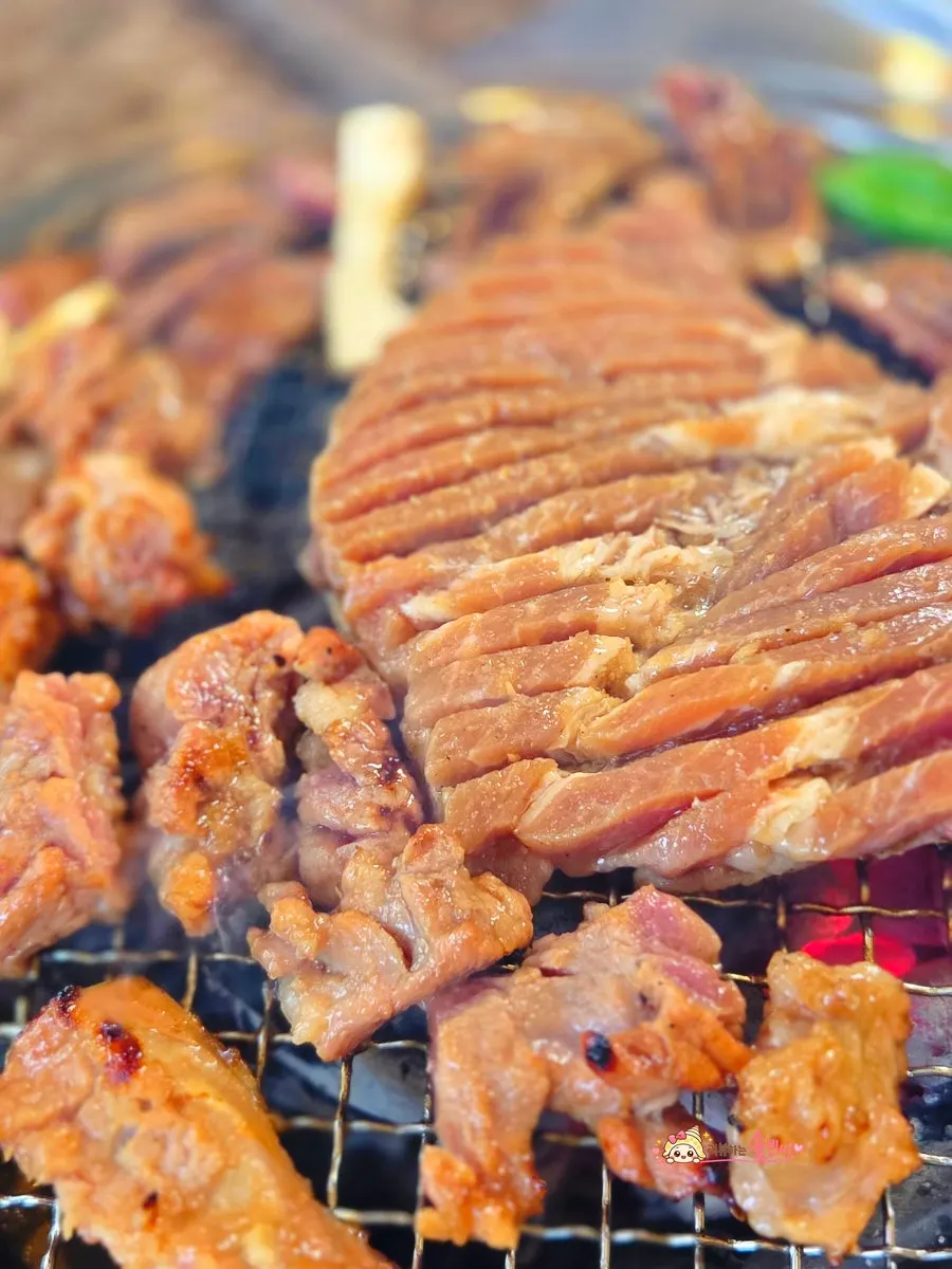 Grilled pork galbi with kkwarigochu peppers