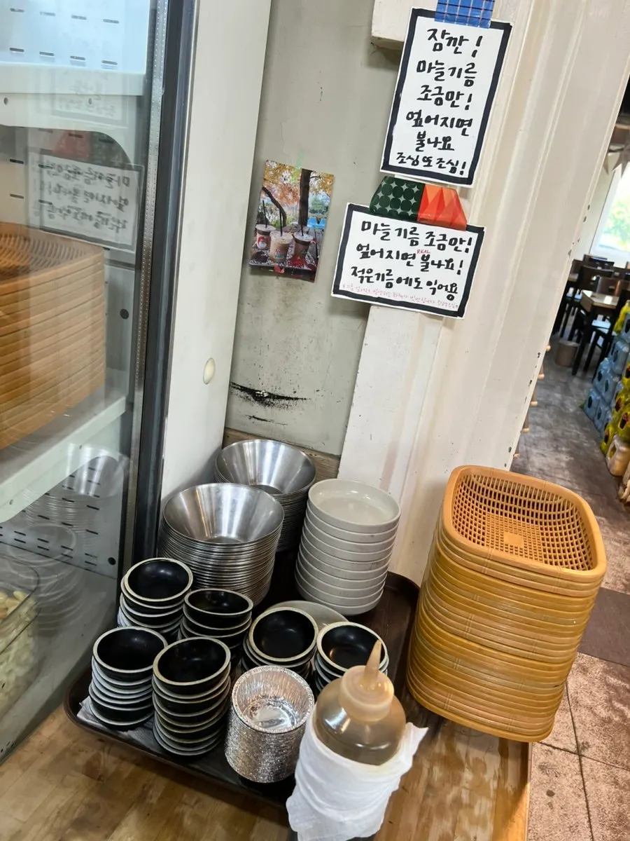 마늘과 쌈장이 놓인 셀프바 코너