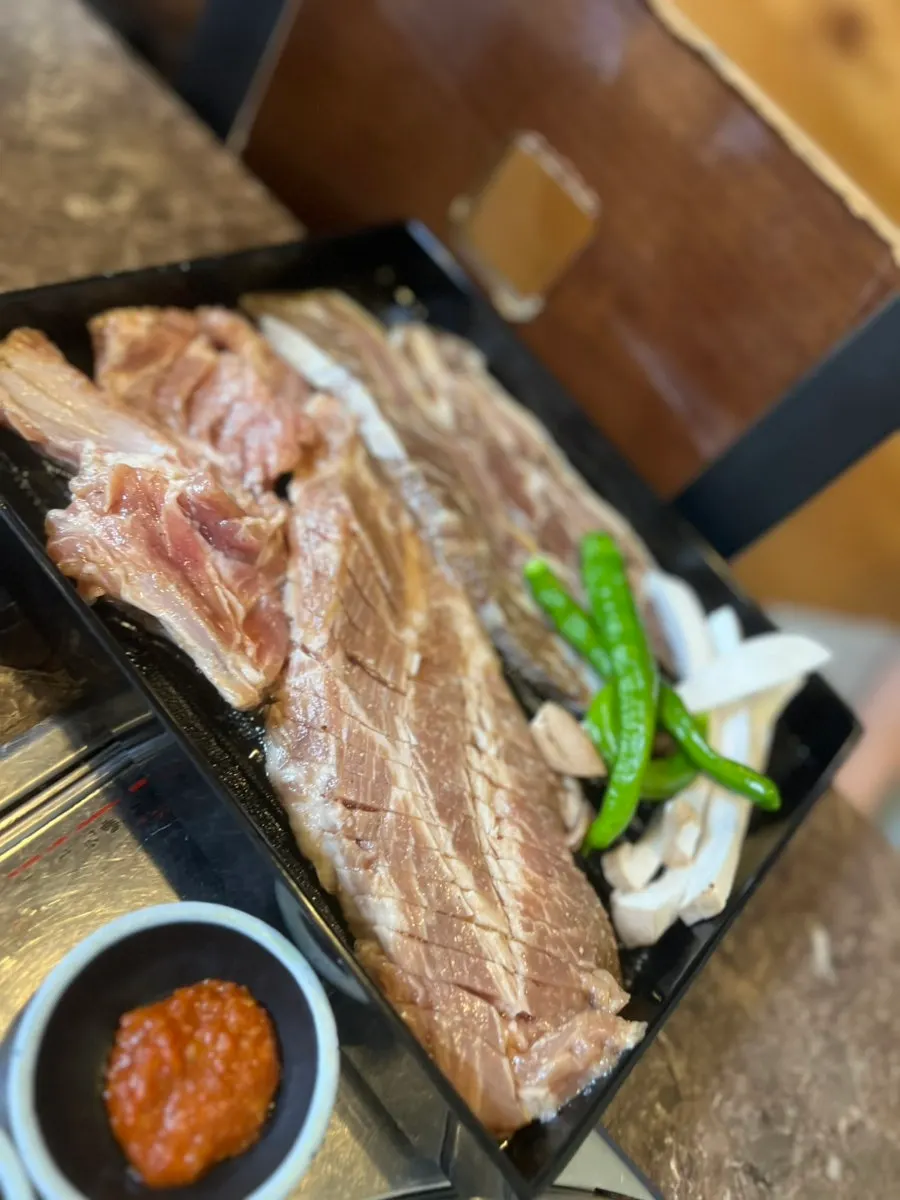 숯불 불판에 올린 계수가든 갈비