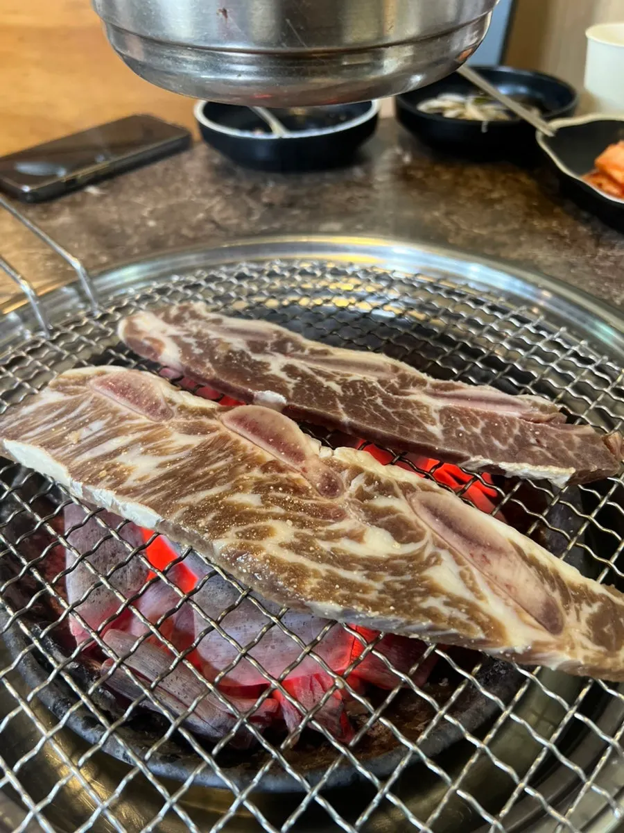 구워진 LA갈비 한 점