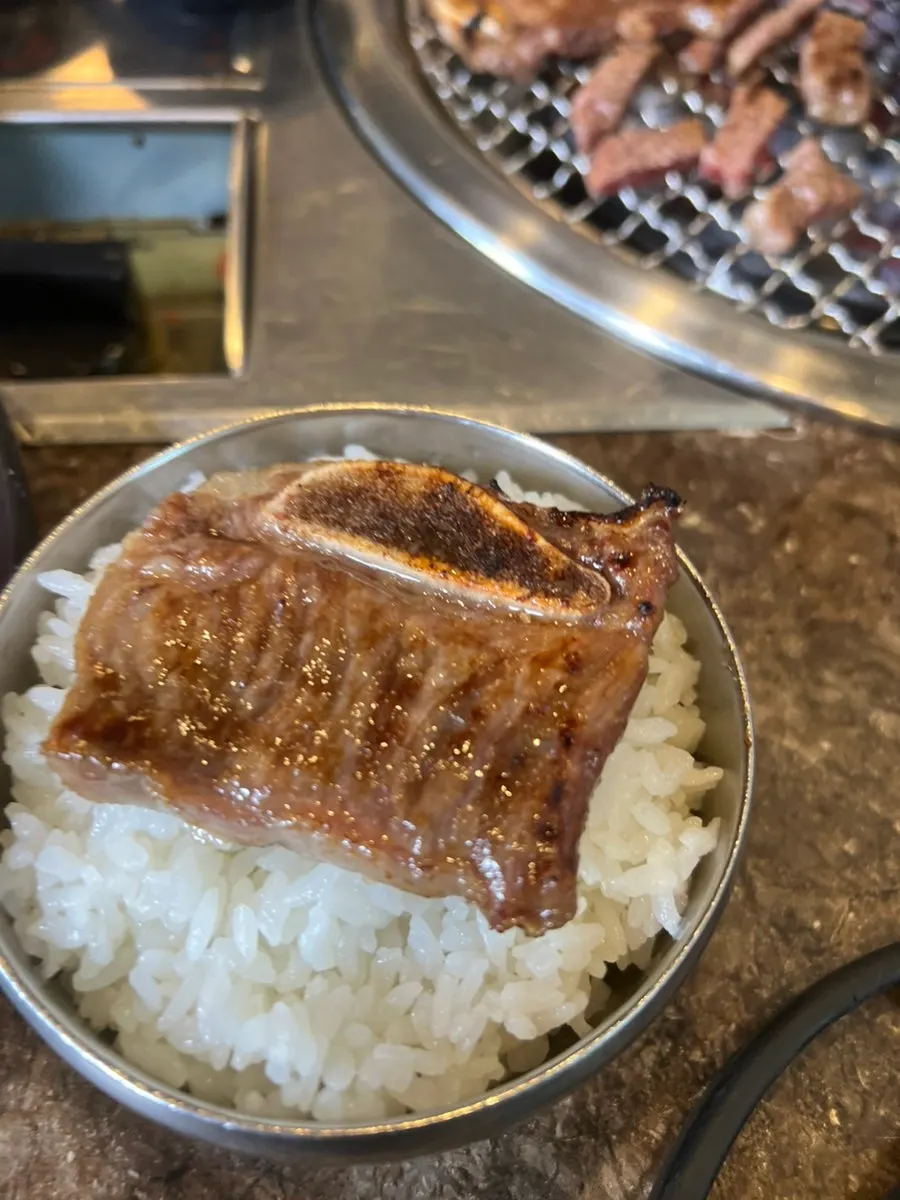 추가 주문한 갈비가 올라간 불판