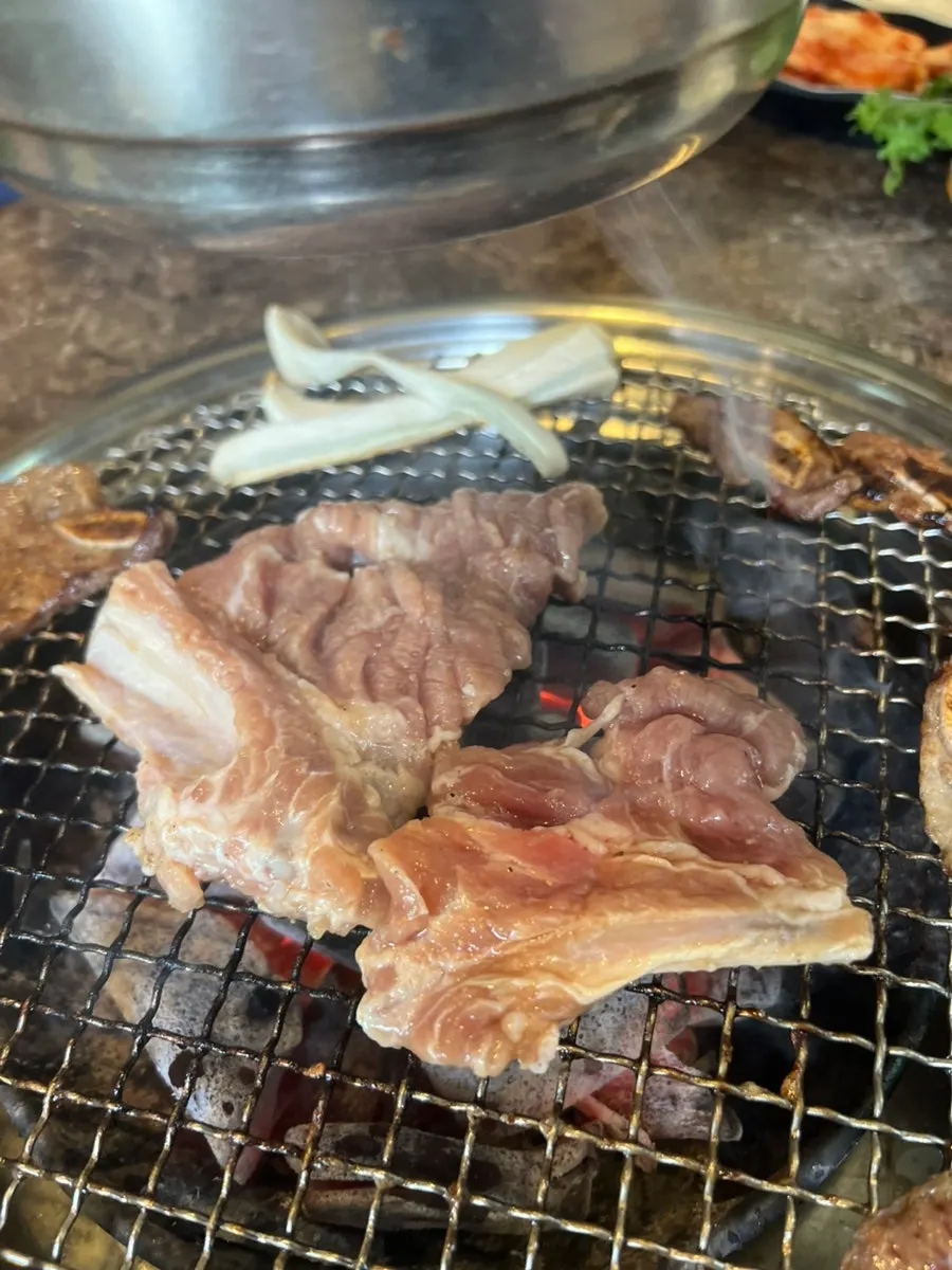 숯불에 익어가는 돼지갈비
