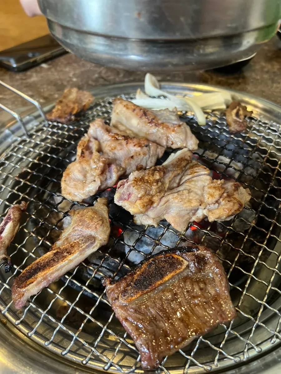 계수가든 갈비 구이 장면