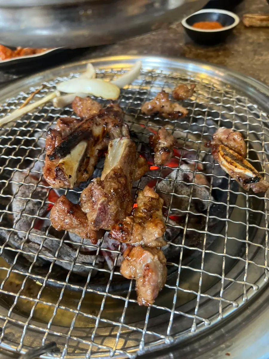 양념 밴 갈비와 밑반찬 상차림
