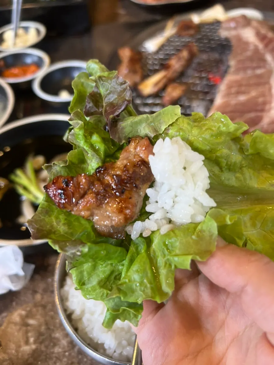 다 구워진 갈비 접시