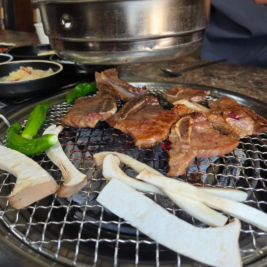 Lettuce wrap with galbi and garlic