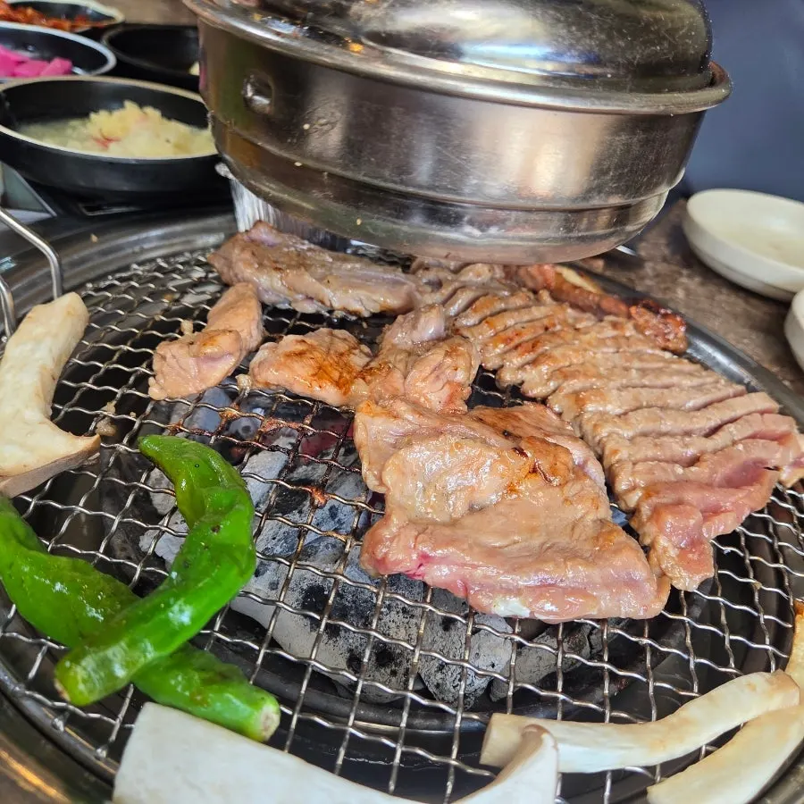 LA galbi on the grill plate