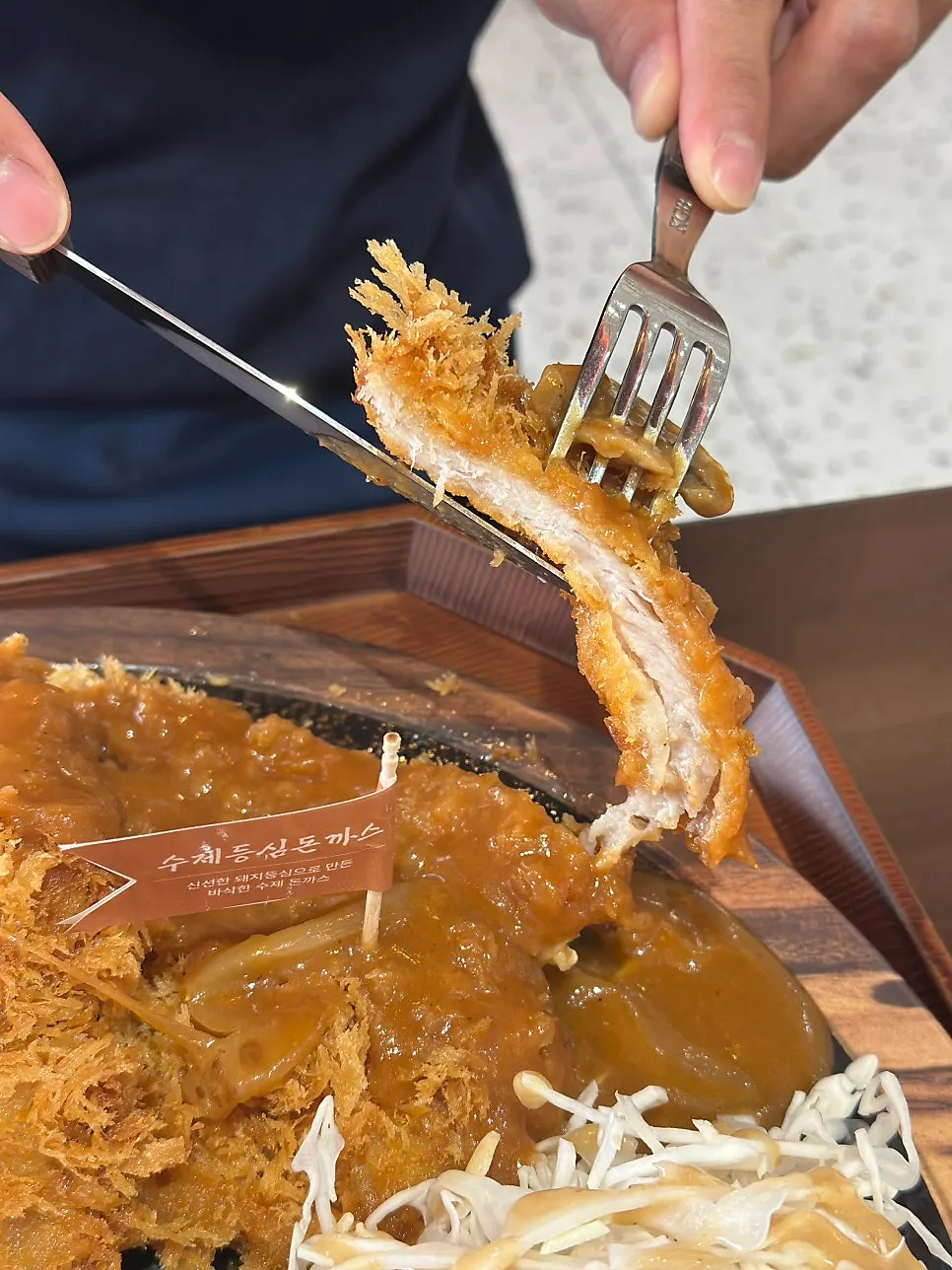 Golden-fried chicken cutlet at Gyewondang