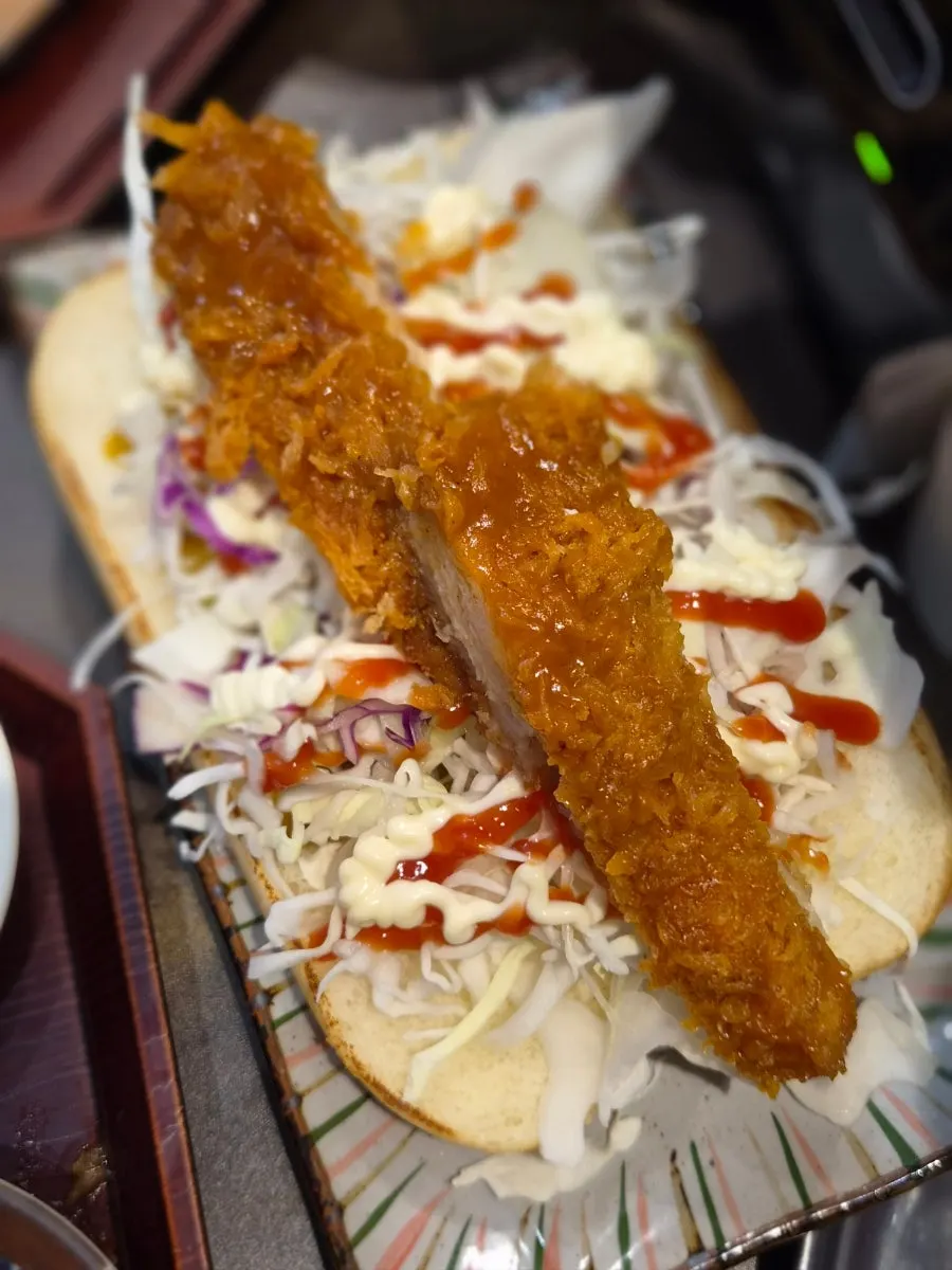 치킨까스를 넣어 접은 양배추핫도그빵