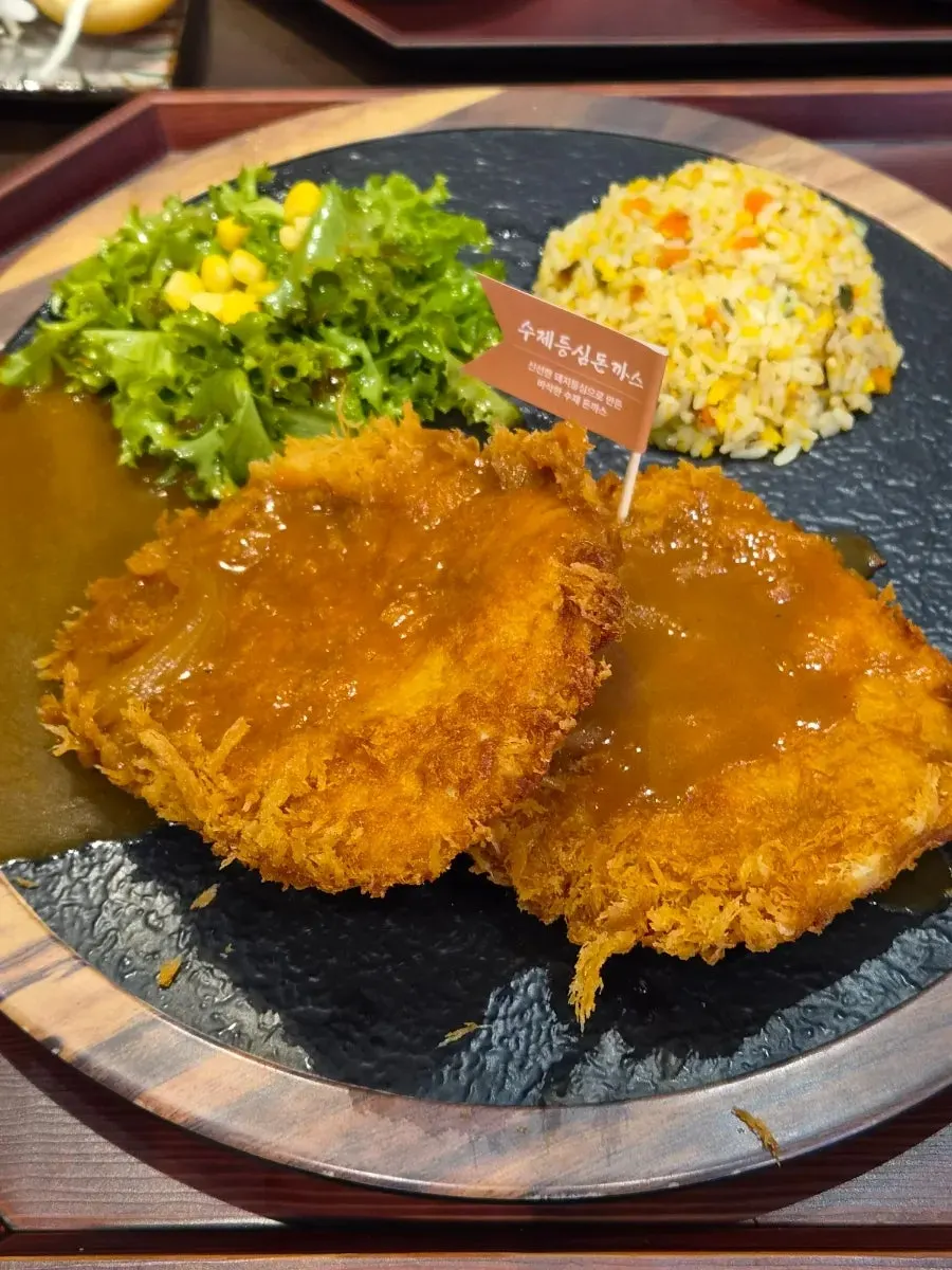 평일 점심 식사 중인 계원당 인계점 테이블