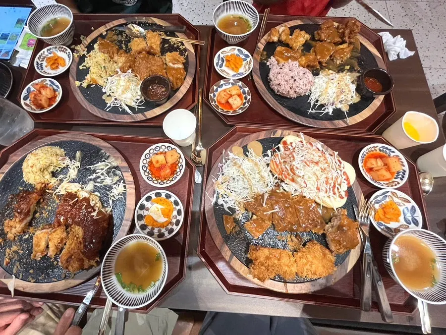 무료로 추가한 양념치킨소스와 기본 소스