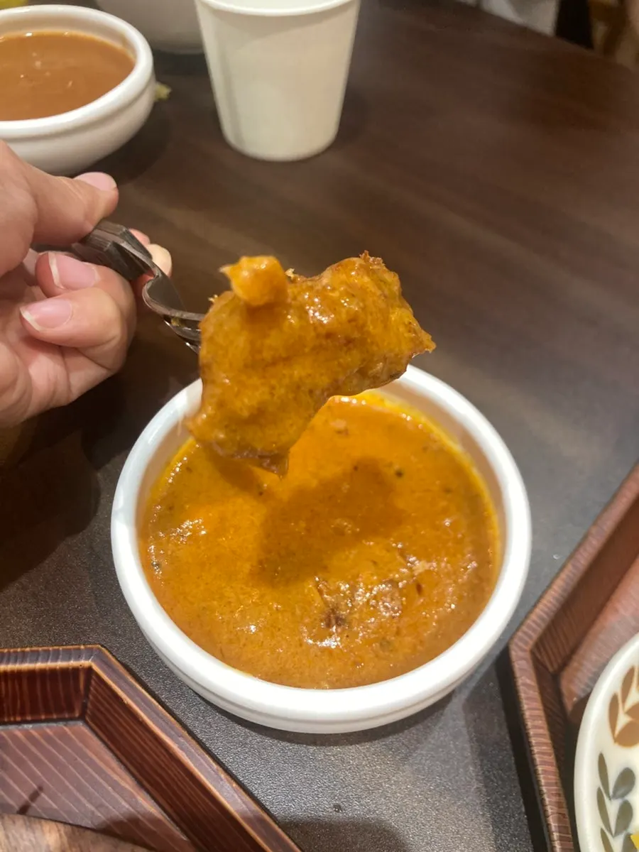 양념치킨소스에 찍은 치킨까스