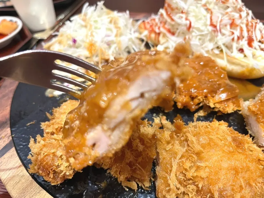잘라본 계원치킨까스 속 닭고기 단면