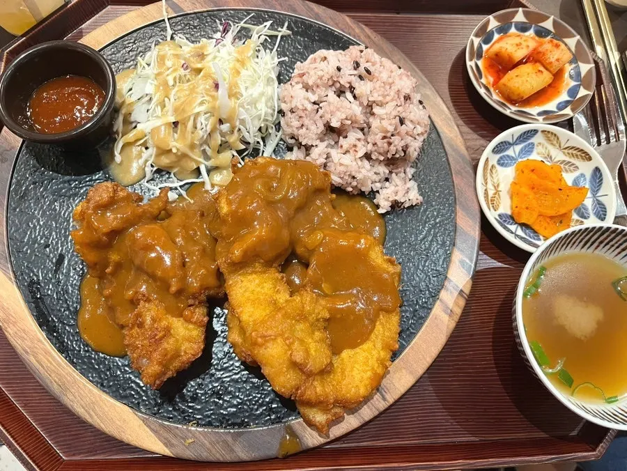 흑미밥과 함께 나온 프라이드치킨스테이크