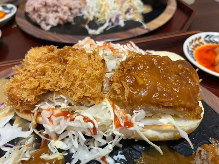 핫도그번에 치킨까스를 올린 치킨 핫도그