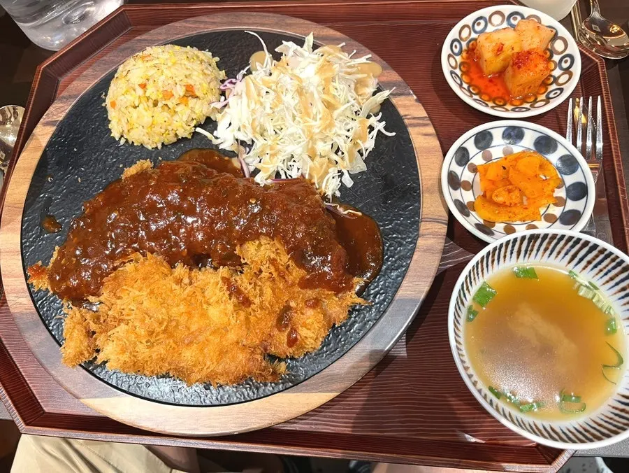 매운 소스가 뿌려진 매운치킨까스 한 접시