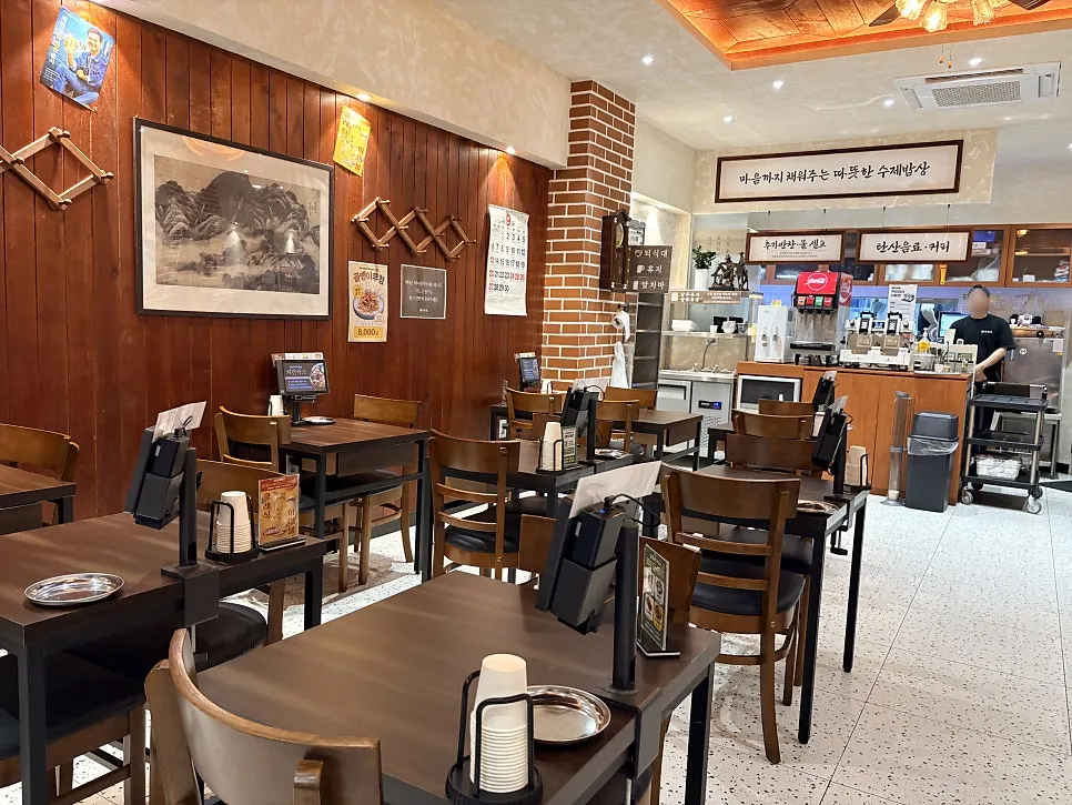 Table setting and props at Gyewondang Ingye Branch