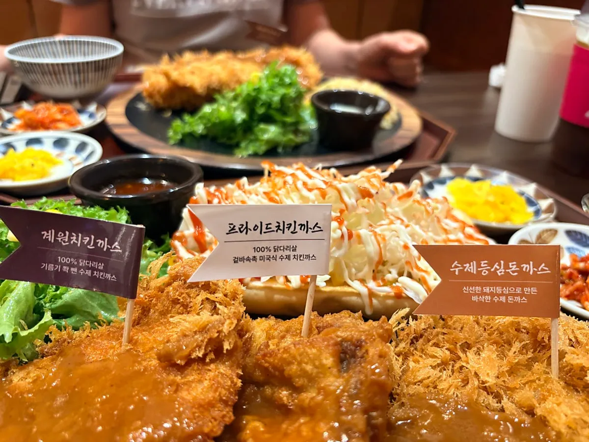 The set meal with Gyewon chicken cutlet, fried chicken cutlet, and handmade pork loin cutlet