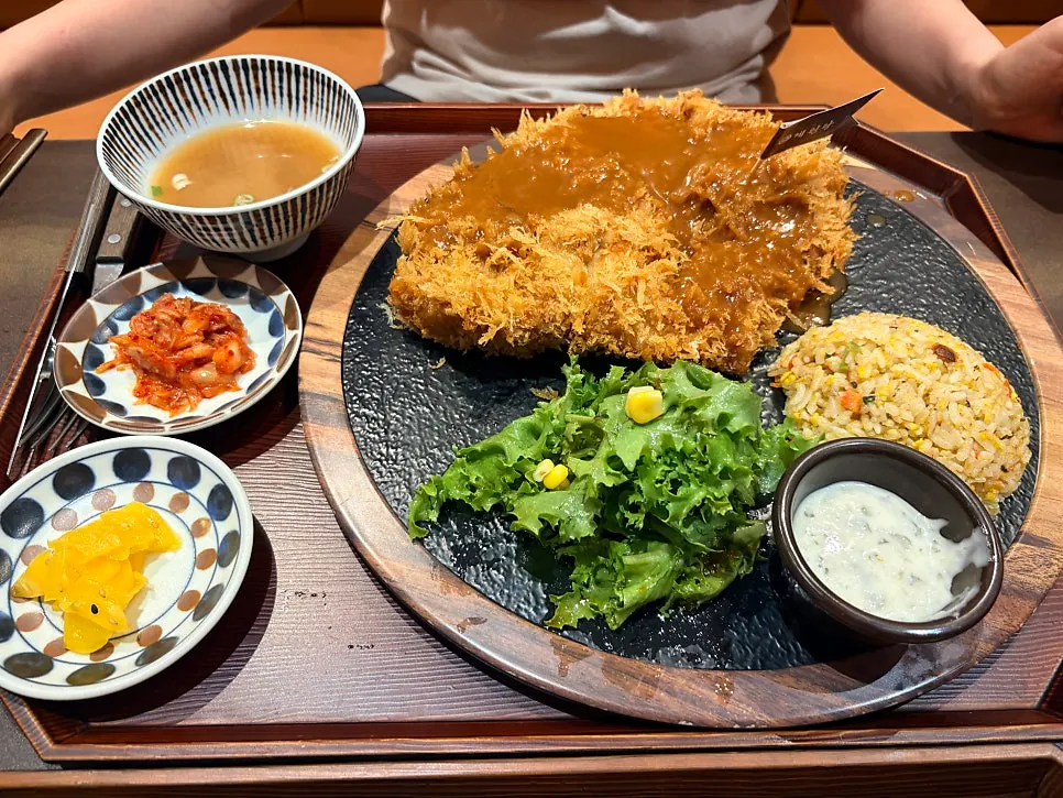 The set meal plated on a stone-slab-style plate