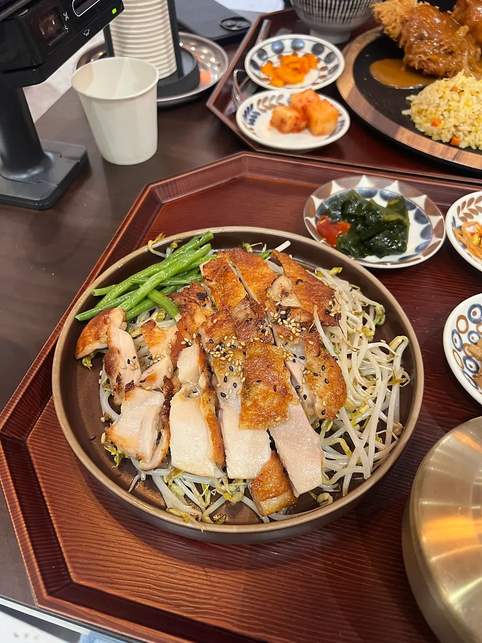 계원정식과 반상이 놓인 테이블 전경