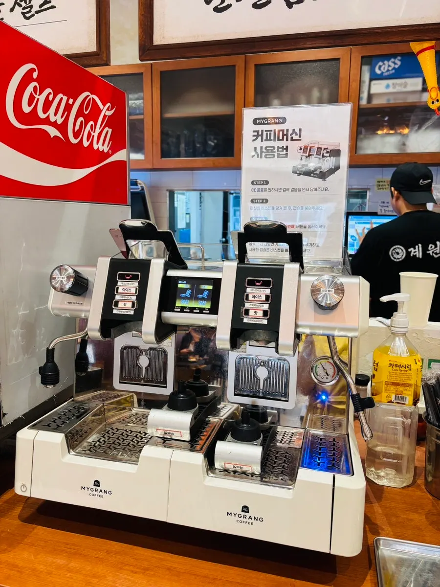 푸짐하게 차려진 미소바삭스테끼반상 한 상
