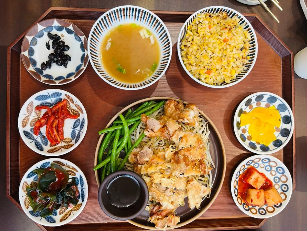 바삭하게 튀겨진 치킨스테이크 클로즈업