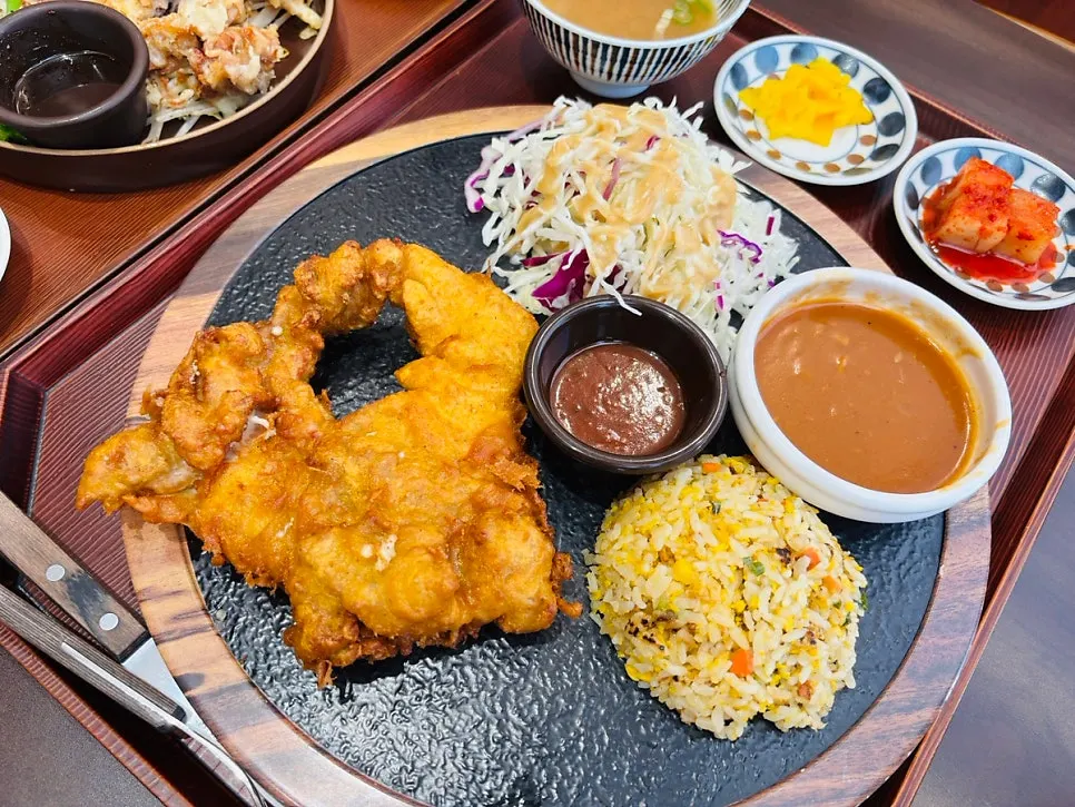 잘라놓은 치킨스테이크 단면