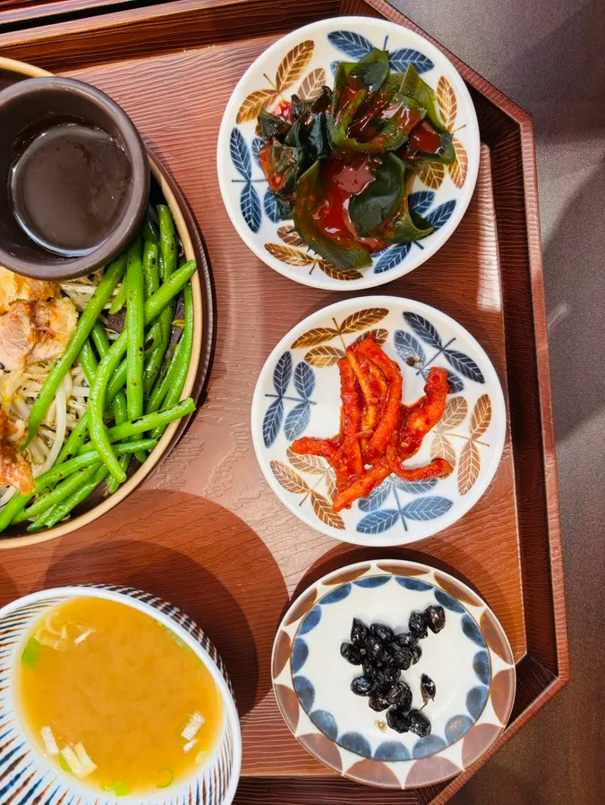 고기와 함께 나온 푸짐한 숙주