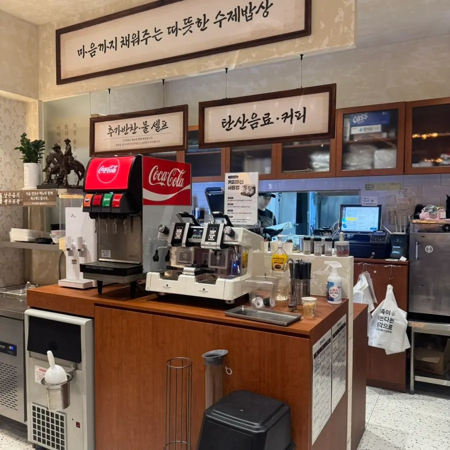 Comparing both dishes at the Gyewondang table