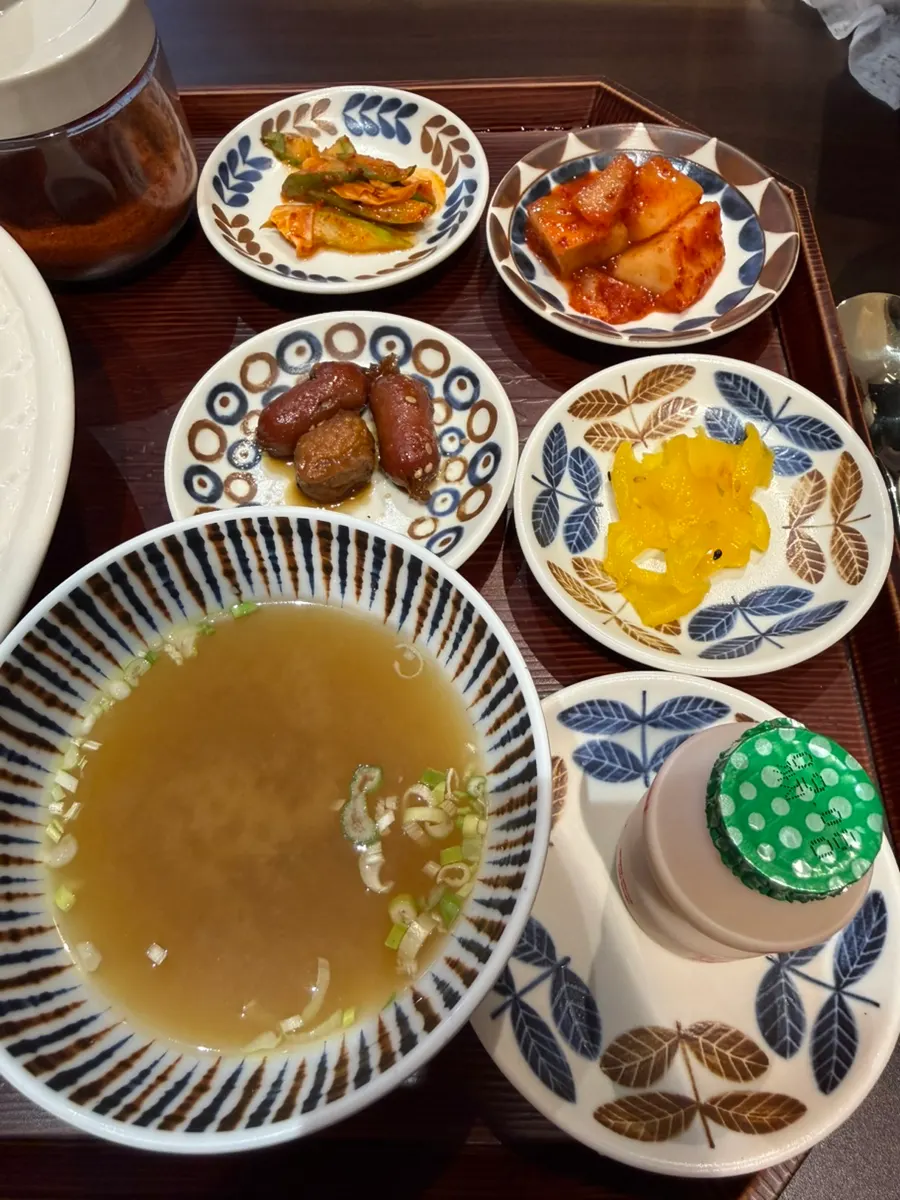 A full spread of pork cutlet curry at Gyewondang Ingye Branch